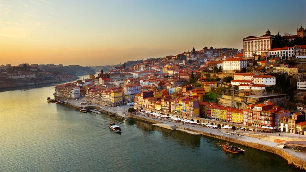 Casillas pone de moda a la hermosa ciudad de Oporto. #Porto #Portugal en @Ocholeguas_com ocholeguas.com/2015/07/10/eur…