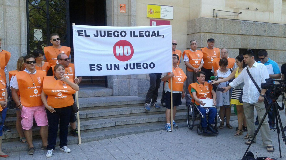 smcugtclm's tweet photo. Concentraciones #UTOUGT @SMCUGT #eljuegoilegalNOesunjuego #albacete #ciudadreal http://t.co/UiDuD0R9fn