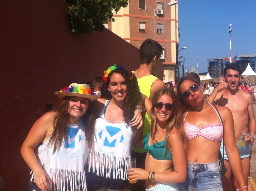LauraLiebana15's tweet photo. Ⓜ️arenostrum 🙌💃🍹🎶☀️⚓️🌸💕 @lauraRo_22 @helen_1097 @anagn_10 http://t.co/gzzHwtEEOZ