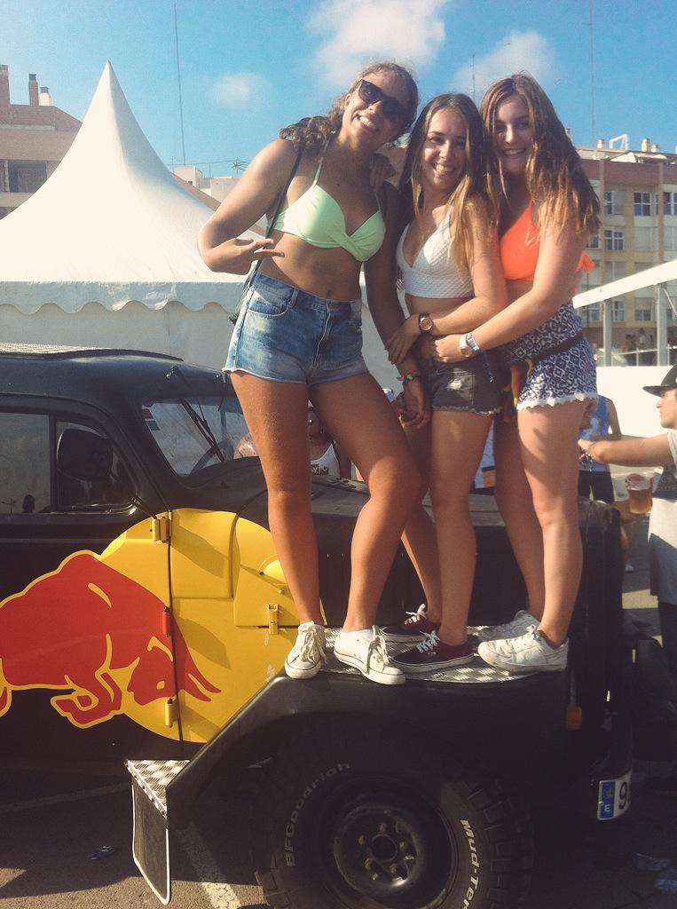 LauraLiebana15's tweet photo. Ⓜ️arenostrum 🙌💃🍹🎶☀️⚓️🌸💕 @lauraRo_22 @helen_1097 @anagn_10 http://t.co/gzzHwtEEOZ