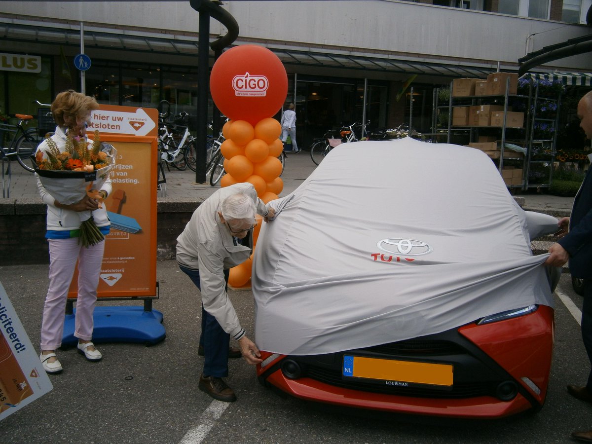 CIGO Louwersplein heeft de Toyota Aygo uitgereikt aan de gelukkige winnaar van de CIGO - Staatsloterij actie. CIGO.nl