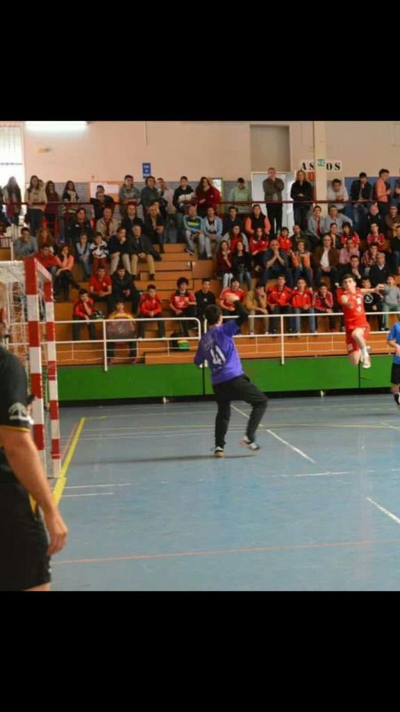 BMMontequinto's tweet photo. El joven quinteño @IvanBmm5 volverá a defender la portería quinteña durante esta temporada http://t.co/Hw4np3FPvl