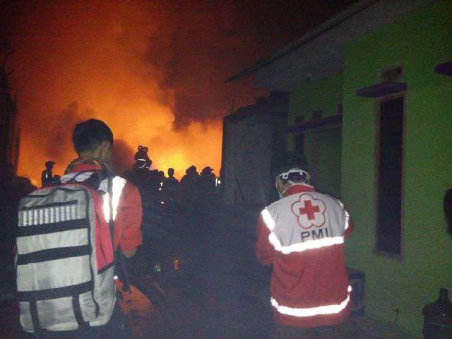 Team abulance PMI Kota Cimahi siaga pada kebakaran di kampung sayuran Rt.03/03 desa lagadar kec. margaasih kab. bdg