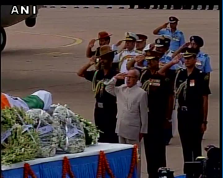 htTweets's tweet photo. President of India Pranab Mukherjee pays homage to late Former President APJ Abdul Kalam (Pictures Courtesy - ANI) http://t.co/THdbHP656n