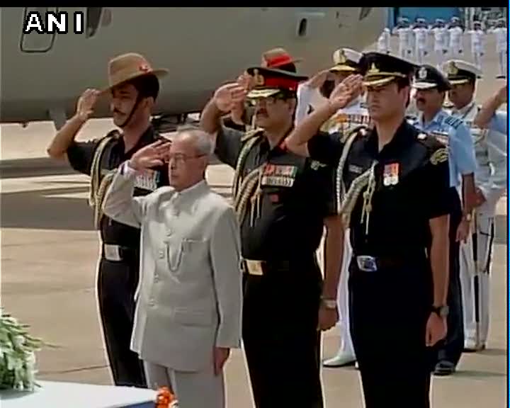 htTweets's tweet photo. President of India Pranab Mukherjee pays homage to late Former President APJ Abdul Kalam (Pictures Courtesy - ANI) http://t.co/THdbHP656n