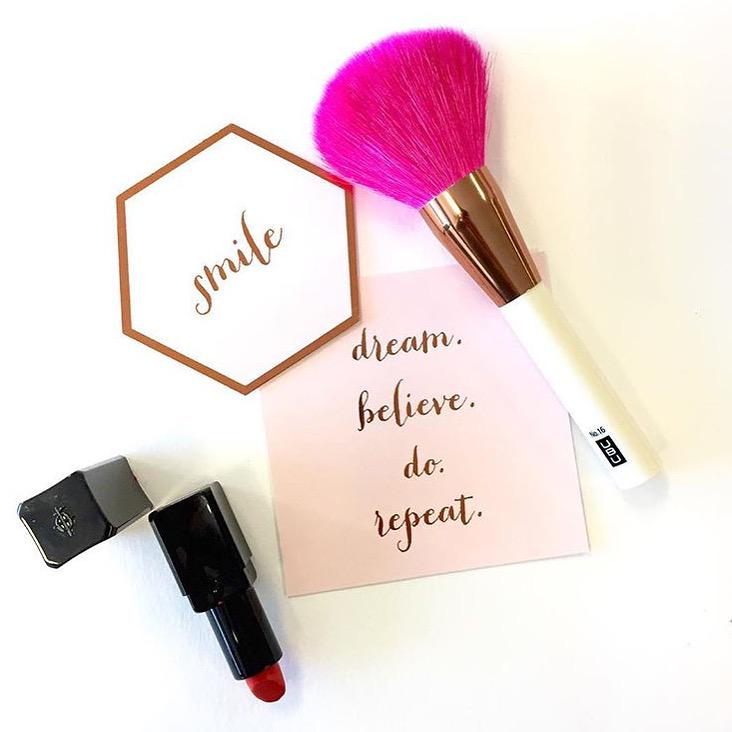 UBUAUSTRALIA's tweet image. A little Tuesday positivity featuring #ubuaustralia powder brush! #funandfearless