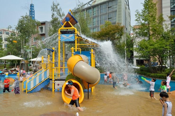 송파구 문정공원 물놀이장이 개장했습니다!!!
계속되는 무더위 속에 간절히 기다리신분 많으시죠!
기간은 8월말까지! 오후12시~3시 사이에 운영됩니다. 아이들의 웃음소리 끊이지않는 문정공원! 많이 찾아주세요~^^