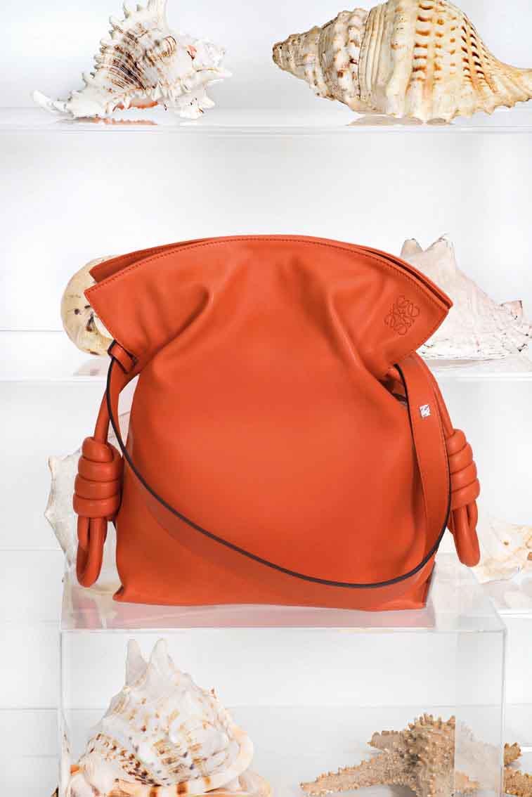 LoeweJP's tweet photo. #LOEWESS15 ロエベのアイコン「フラメンコ ノットバッグ」のコーラルカラー。

ロエベのブティックとオンラインストアにて販売中。
http://t.co/8z9QuKTr1E
#FlamencoBag http://t.co/VBuNKrouOB