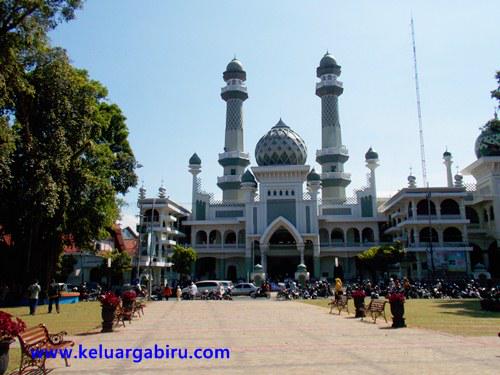 AlietaGroup's tweet photo. Alun alun pada tahun 1915 dan Alun alun pada tahun 2015.... Kota Malang http://t.co/Q3sxhR20xQ
