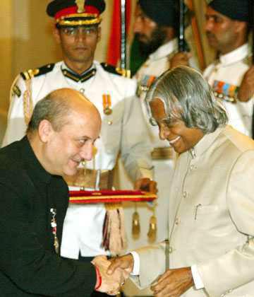 Anupam Kher On Twitter My Padma Shri Moment With Dr Apj Abdul Kalam Inspiringpersona Http T Co Zdsupmf8de