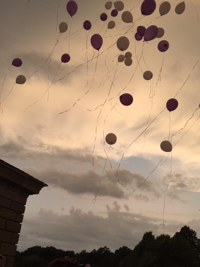 cold_caseLove's tweet photo. The way the sky started changing into a purple color was crazy . #RiPAlize 👼🏾 http://t.co/BhDu1vq3zT