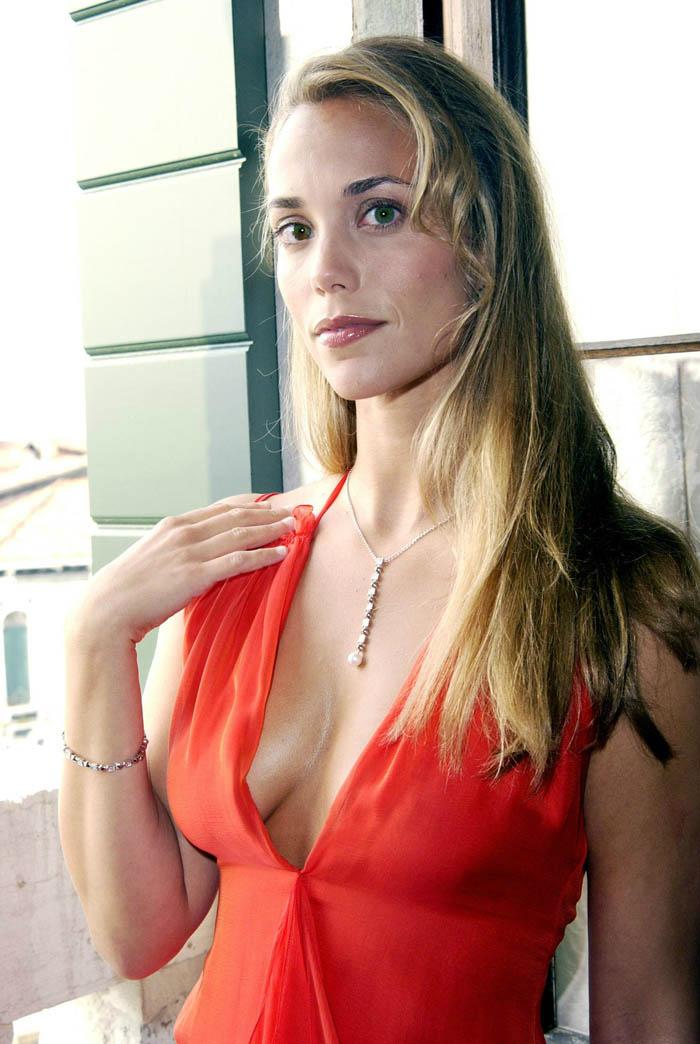 Elizabeth Berkley photographed by Jeff Vespa smoking a Bill Blass in Venice  2002.  Happy birthday Miss Berkley. 