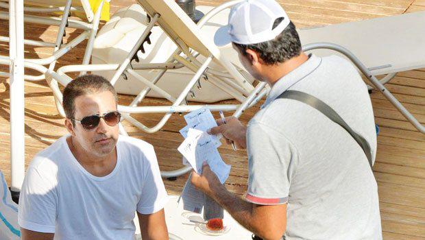 Parayı çok ama çok seven Emrah, Bodrum'daki tatili sırasında "beach"te sayısal loto oynamış.