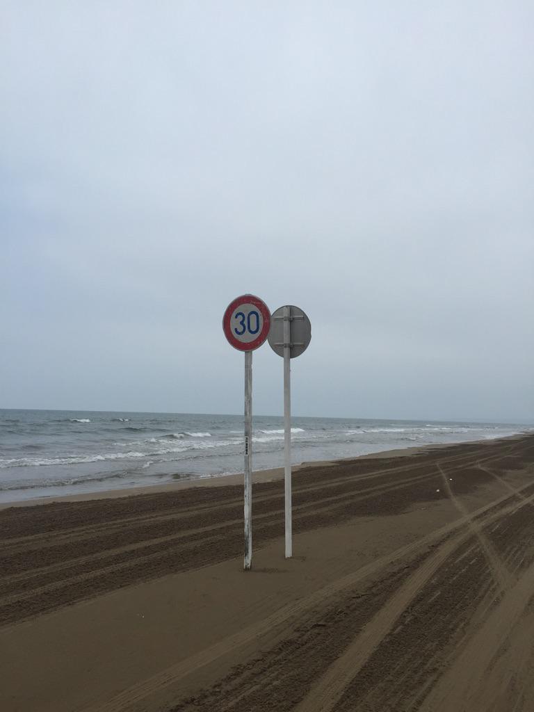TsumuriF5_Bot02's tweet photo. 千里浜なぎさドライブウェイ。日本では珍しい砂浜を走れるビーチ。海が過去最高に近い(^ω^三^ω^) https://t.co/EyQfJeNKl5