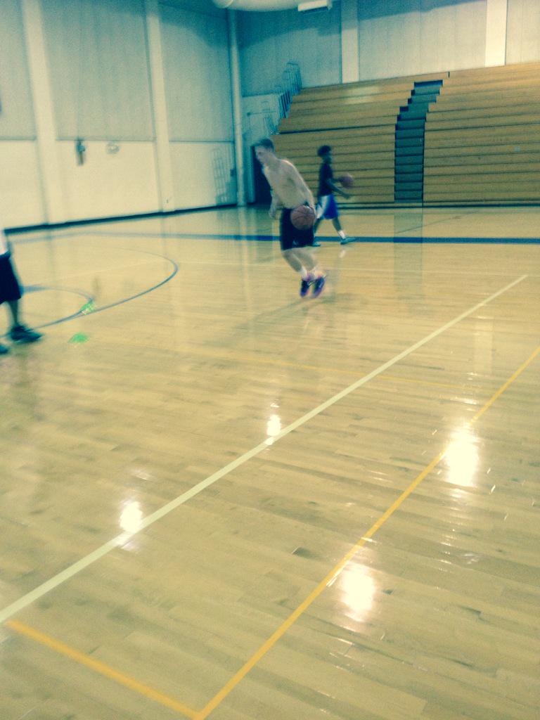 KeyLifeHoops's tweet photo. #KCKeys @nick_rumbo #2018 Putting that work in...🔥🏀🔥🏀 #MAYBNationals2015 #KeyLife🔑🏀 http://t.co/5mfoEfXTmf