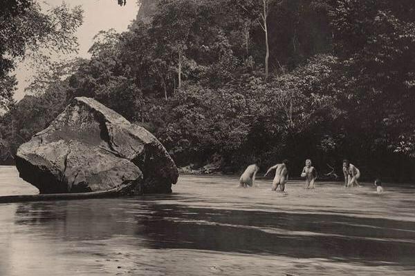 Explr_indonesia's tweet photo. Keluarga Belanda yang sedang menikmati jernihnya air Sungai Citarum di Bogor pada tahun 1911. http://t.co/6Z8pK0U6LR