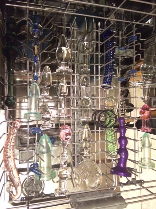 Doing dishes right now. What's in your dishwasher? 😈😉 http://t.co/AvUdqV5ZzF<a href="/tag/may4th"class="tags"><span>#may4th</span></a>