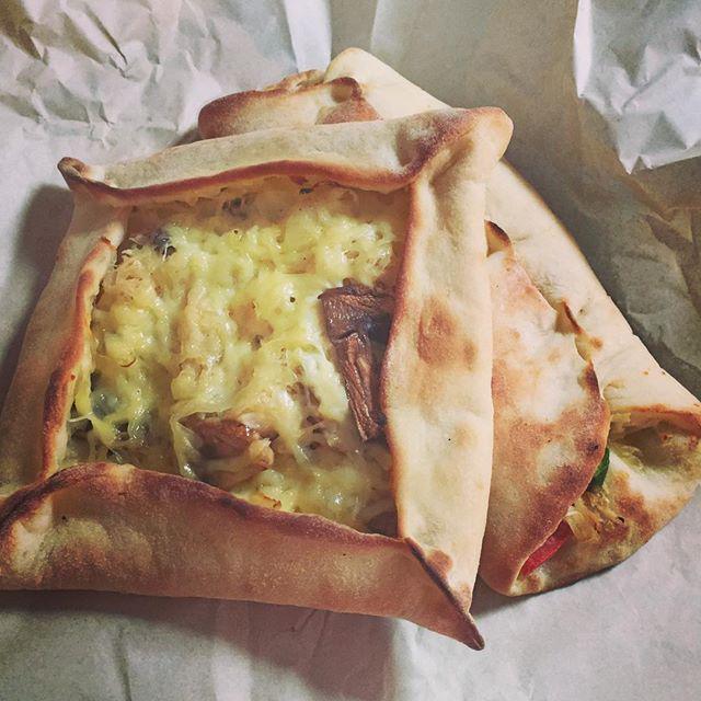 TanselAli's tweet photo. #Lebanese #bakery #lunch #chicken #cheese #mushroom #pastry #pies #alrawsha http://t.co/BFrUu9E8bP http://t.co/TpD8TKK6Ir