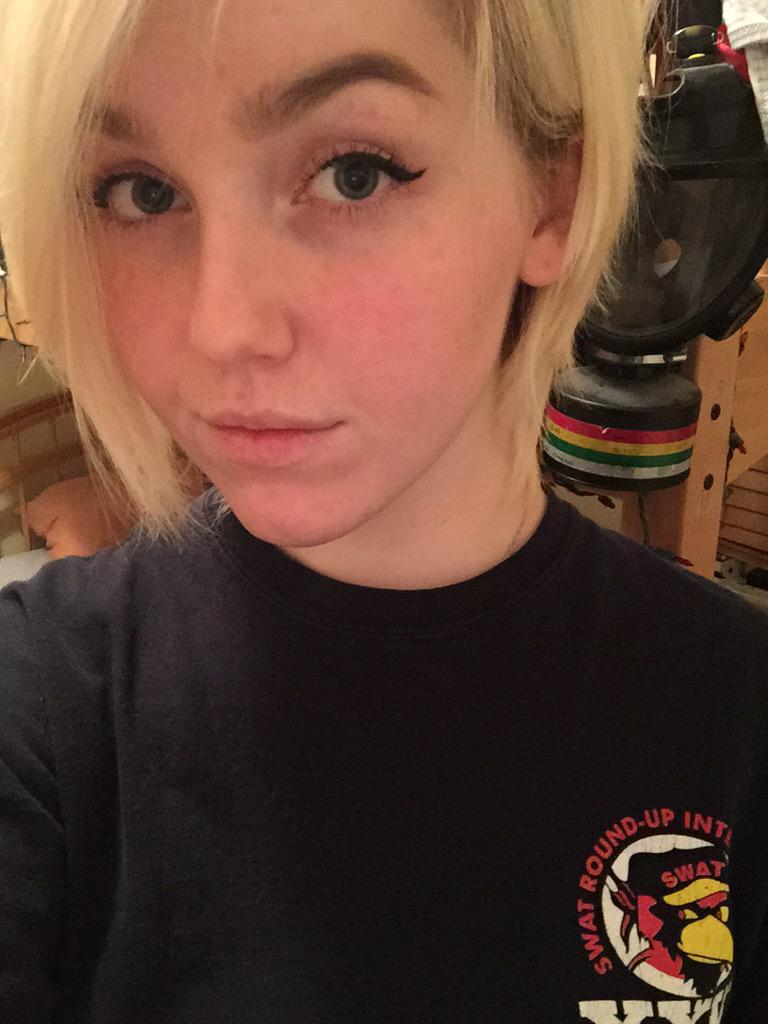 YouGoMicoco's tweet image. When you can't sleep bc you're too anxious so u do ur makeup????