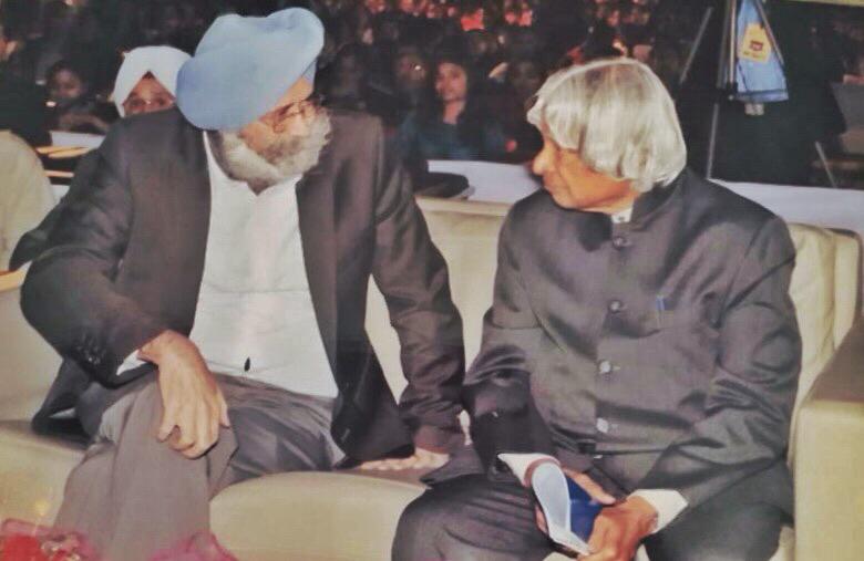 H S Phoolka On Twitter Some Old Memories With Dr Apj Abdul Kalam Briefing Him About Gyan Sewa Trust Running Free Classes In 650 Govt Schools Http T Co Tvg4clm98e