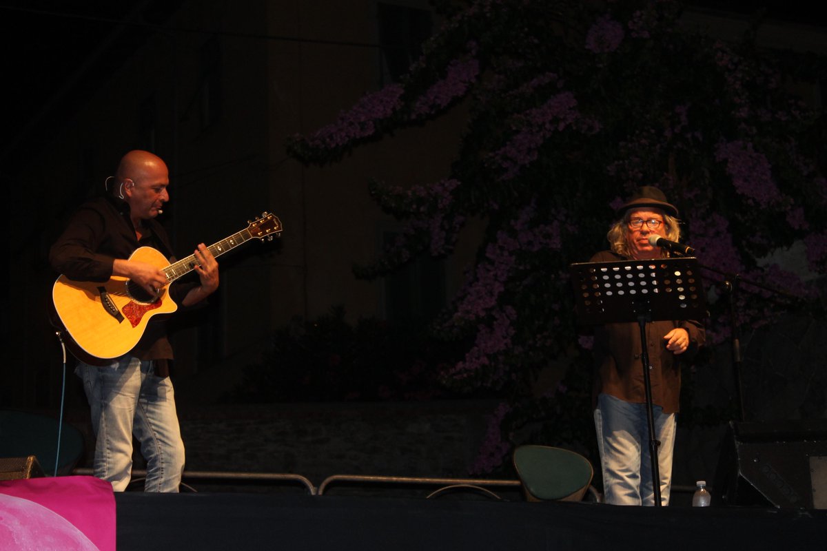 Apualand's tweet photo. Grande successo ieri sera a #VillaSchiff a Montignoso(MS) per lo spettacolo di Paolo Rossi per #LunaticaFestival015 http://t.co/Q9WhZ8EOb1