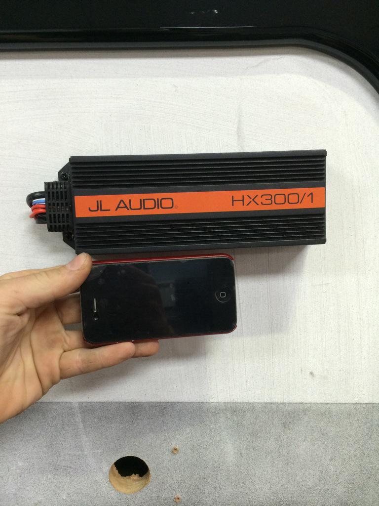 AVAGroupUK's tweet photo. Teeny Tiny!! 300wrms mono from the @JLAudio HX Range, 4channel avaliable too! @jlaudiouk a #AdvancedVehicleAlarms http://t.co/pkdTTmkUIN
