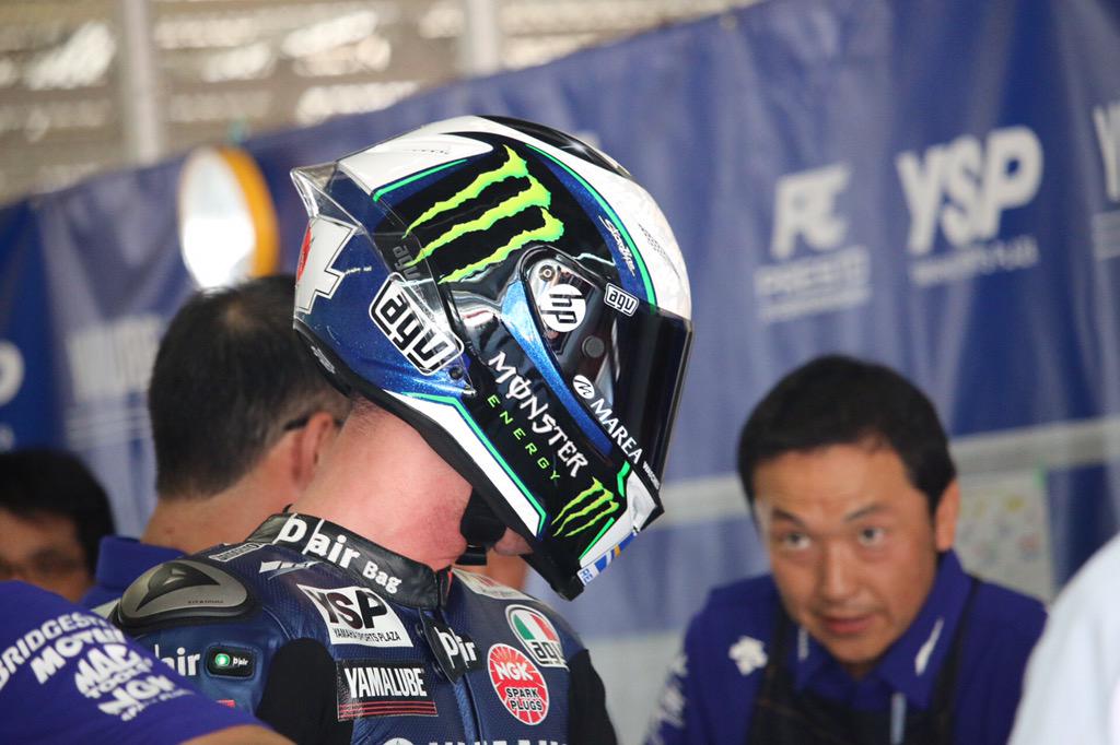 English8HOURS's tweet photo. #21 Yamaha Factory @polespargaro  becomes the new leader after #778 TSR Honda's 5th pit stop. #Suzuka8H http://t.co/RU9PKYEkD0