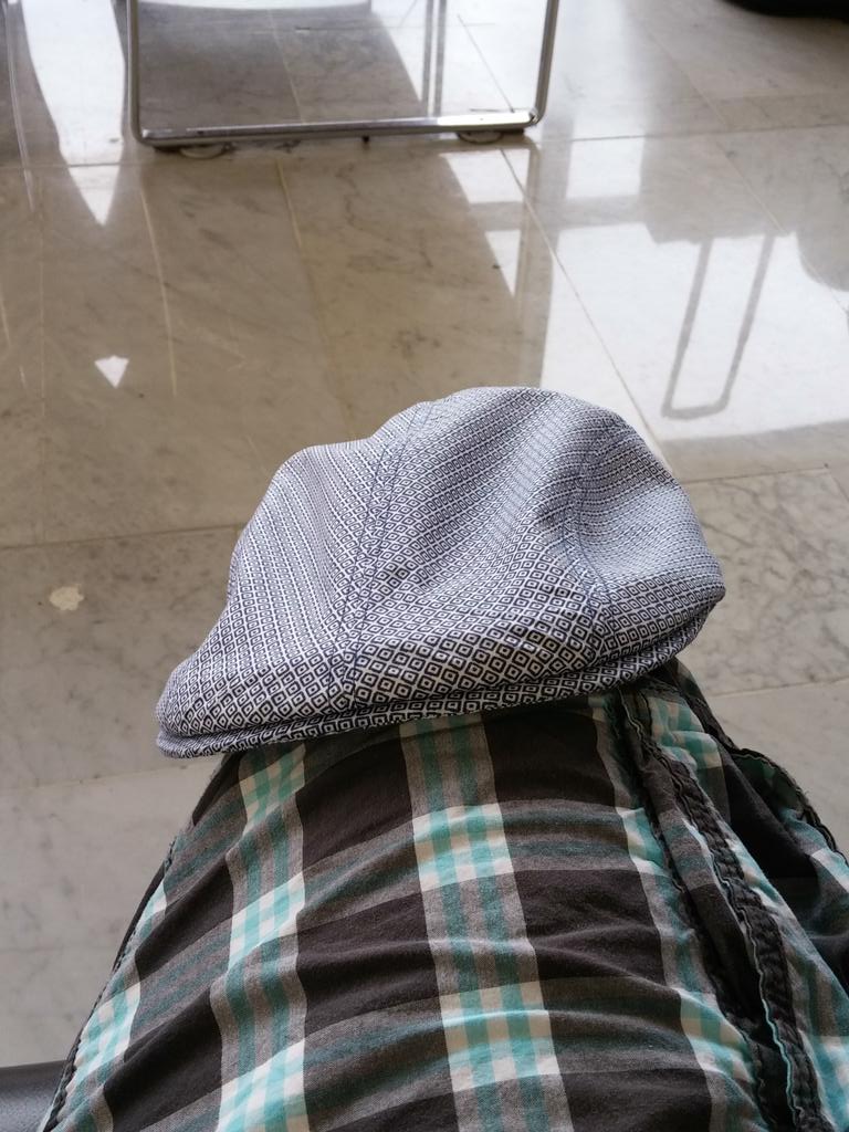 HeitEvan's tweet photo. Flight is delayed from Paris to Newark. So I'm just sitting with me and my kneecap. http://t.co/pK2Asdky9h