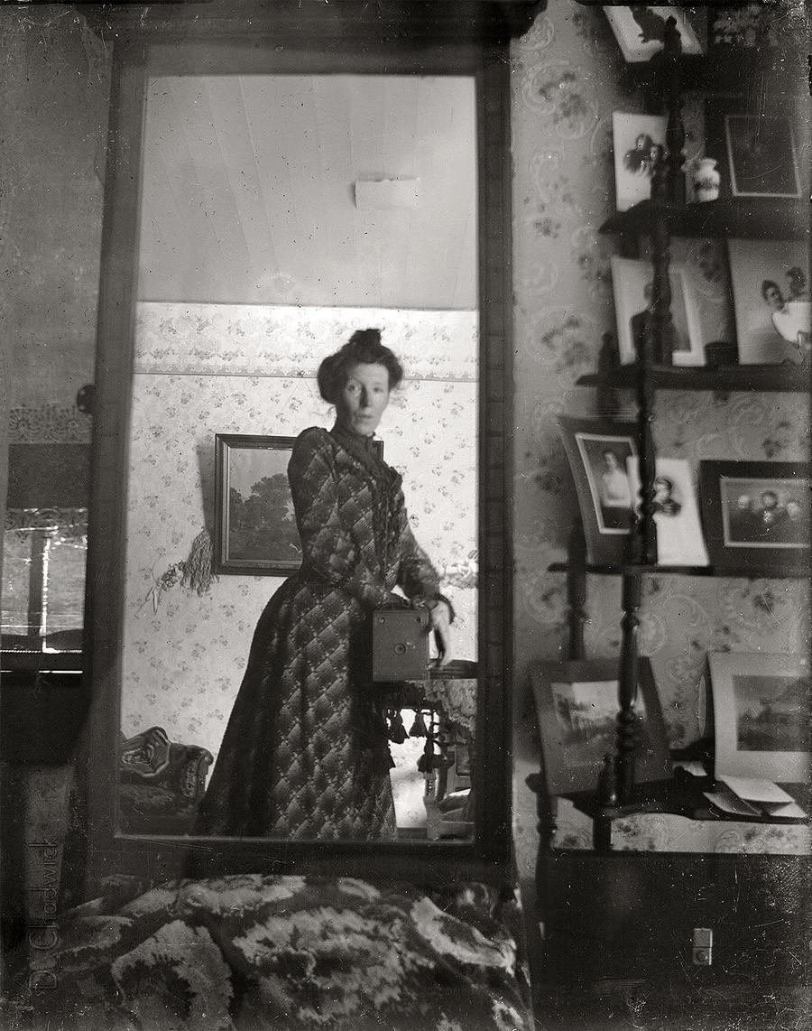 TheMindBlowing's tweet photo. A woman taking a selfie in 1900. http://t.co/ZrixprTsiL