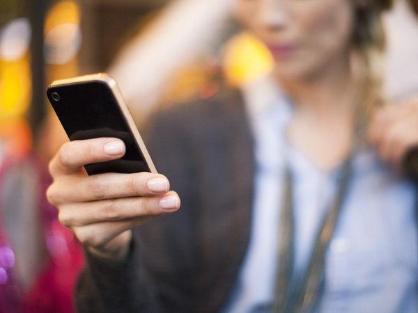 HuffPost's tweet photo. 16 signs you really need to put that phone down right now http://t.co/syEp0Ea5Tt http://t.co/IWhL5gX4wJ