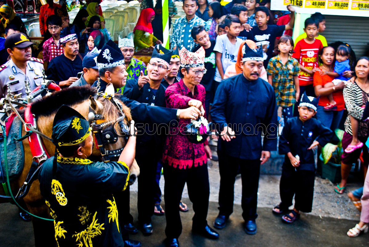 isunBanyuwangi's tweet photo. Bpk. Sekda Banyuwangi membuka acara @PuterKayun Boyolangu Banyuwangi dengan pecah kendi #PuterKayun2015 http://t.co/9MSzaIcPbK