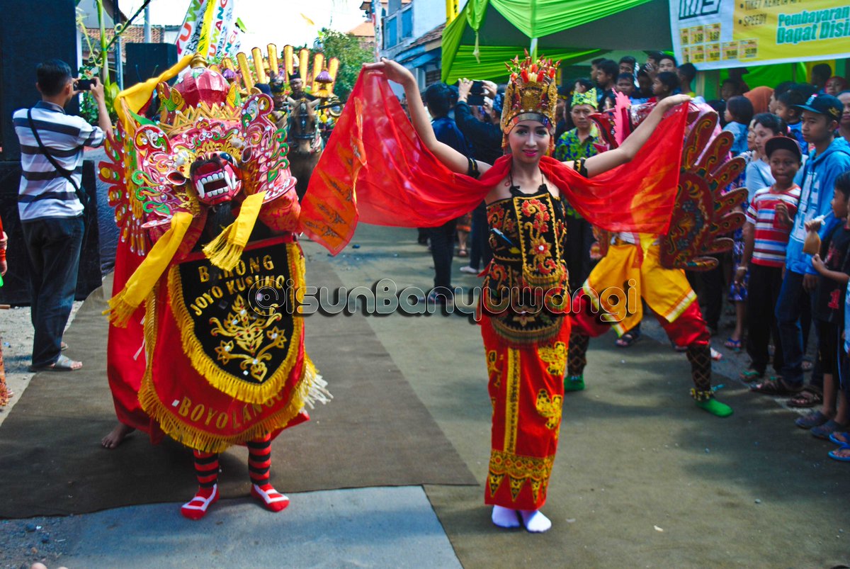 isunBanyuwangi's tweet photo. Barong &amp; Gandrung sebagai pembuka jalan dokar @PuterKayun Boyolangu Banyuwangi #PuterKayun2015 http://t.co/2Ecr5DGo7a