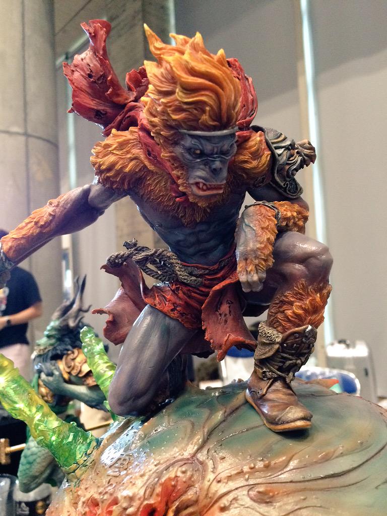 くろだまさし ワンフェスで気になったその１ 寺田克也の漫画 西遊奇伝大猿王 より斎天大聖がキン斗雲を駆けているシーンの立体造形 手には悟浄の首 後ろには八戒が振り落とされまいとしている 寺田絵を完璧再現するという神業に脱帽 Wf15s Http