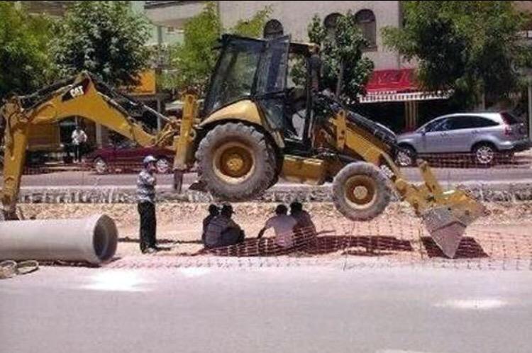 DailyWorkProbs's tweet image. When you don't have an office job and need out of the sun.. #DailyWorkProblems