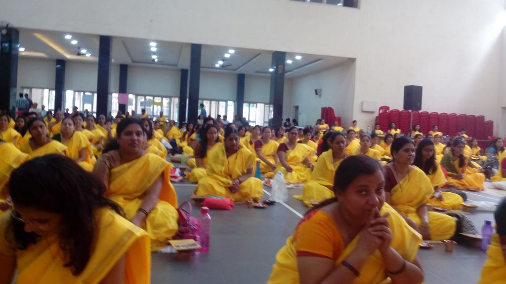 PrasadKarwa's tweet photo. #UpanayanPune #BackToVedas
One of d biggest ever Upanayanam with Swami @jgdsantosh ji at #AOLPune
@SriSri @saleelpu http://t.co/kz0h0WNWnO