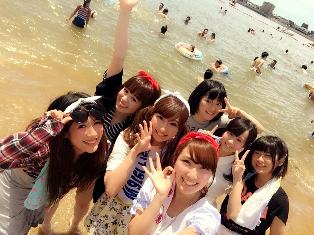 miffy_doee's tweet photo. 新舞子でのイベントでした(*^O^*)
暑さも忘れるくらい盛り上がった💓
とくねえ、あみ、めめ、私が偶然バンダナでびっくり✨
イベント後は海入って、かき氷食べて、ぐるめいど隊さんと豊橋ポーズ(゚ー゚*)
#DOEE #DOEE2014 http://t.co/Vjbf6FVhBv