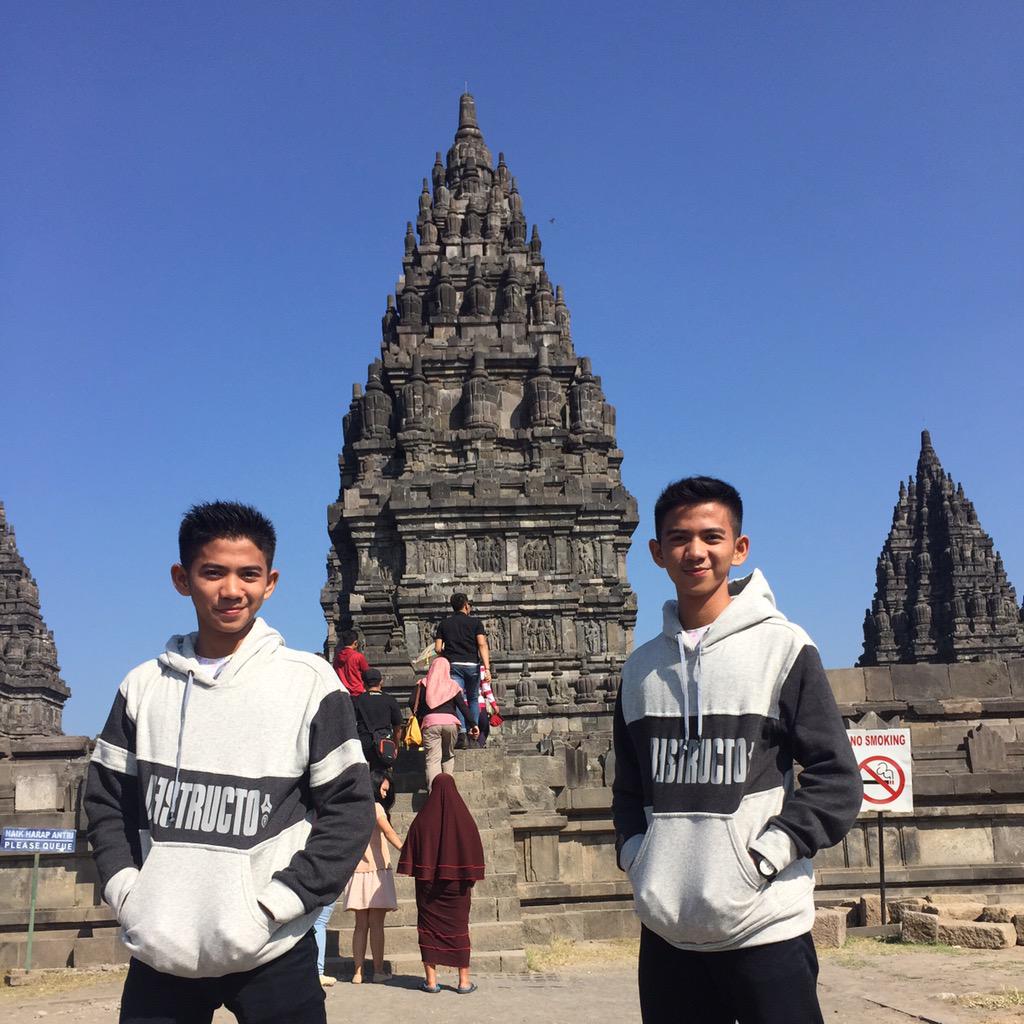 DA2_Ridho's tweet photo. Nnti kan kita di kota kamu yaaa..
Candi prambanan..
Go to sragen
#RoadShowRizkiRidho http://t.co/WQqb7c6HCE
