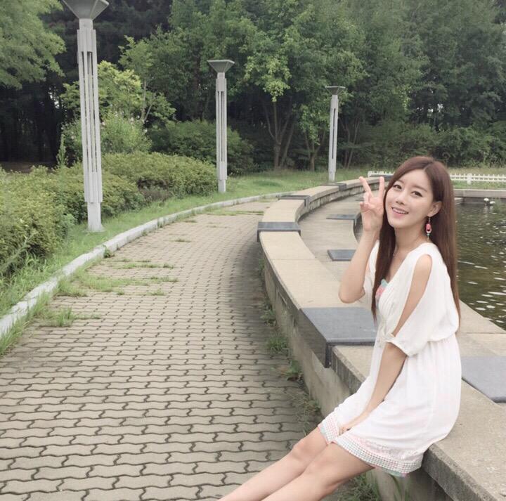 바캉스떠날 것 같은 옷차림으로 쌍콤하게 대기중~~덥다응~>.<