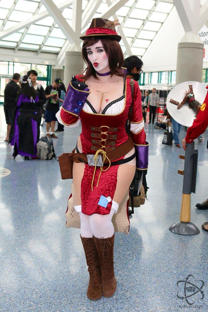 drecarus's tweet photo. Lobby pic by @G33kHQ #MadMoxxi #cosplay #CurvyGirls #Gamer #Borderlands #GeekyGirls http://t.co/t5MEDdV8FE via @Alexandriathred