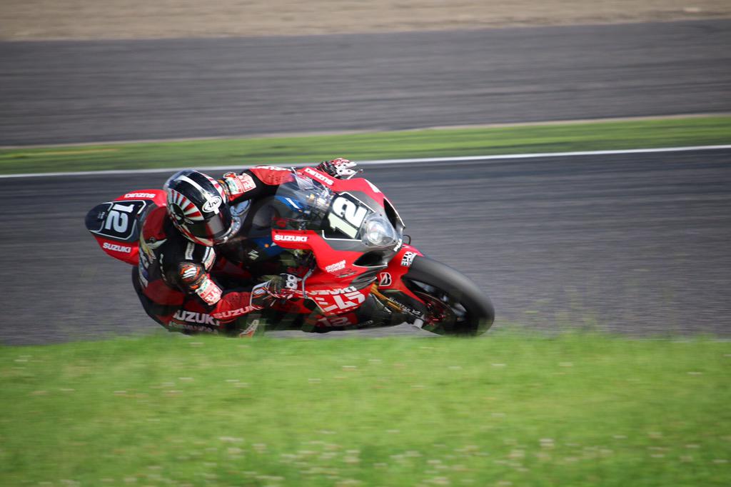 English8HOURS's tweet photo. #12 Yoshimura #Suzuki takes 4th from @GMT94 #Yamaha . 1 lap behind from 3rd. #Suzuka8H http://t.co/0bn4Ed4YSK
