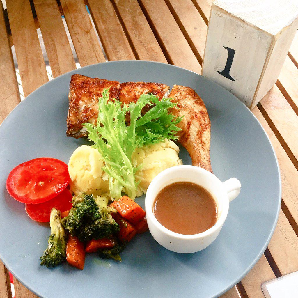 ErahSoo's tweet image. Guys, dah try belum guys makan dekat @foodsbury Cafe? Kalau belum, jemput lah singgah dekat seksyen 9, Shah Alam.