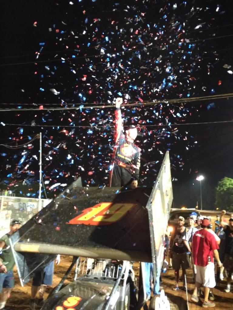 racegas17's tweet photo. The month of money started with Pa Speedweek and continues with @WorldofOutlaws win tonight
Fueled @kellyracingfuel http://t.co/WkecQVX2Ad