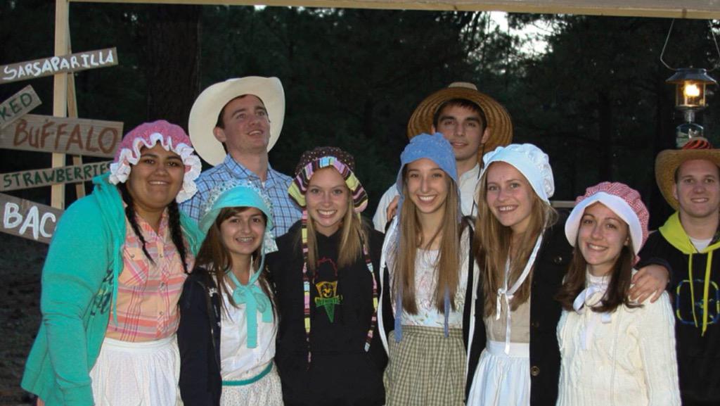 TMollerhoj's tweet photo. How to pose for a group photo when you're the tallest one: http://t.co/q0RfDPgySI