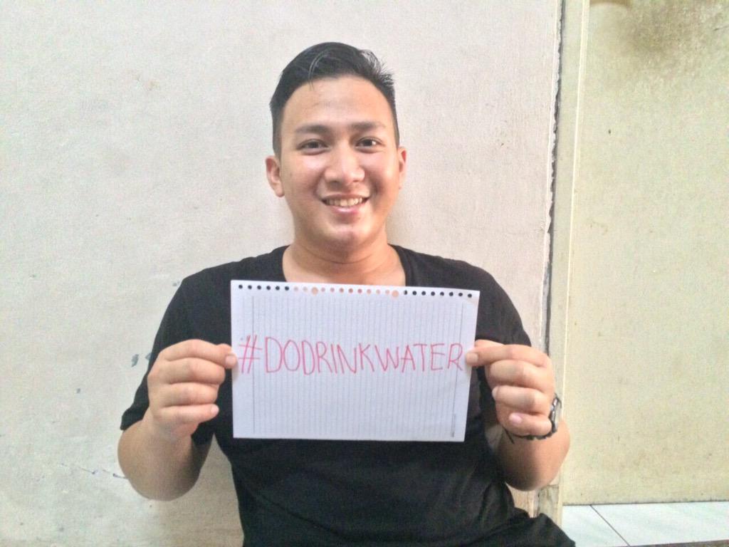 Caranya kamu bisa tweet "i support <a href="/waterforyou_Id/">Water For You</a> let's #dodrinkwater" disertai foto kalian seperti ini