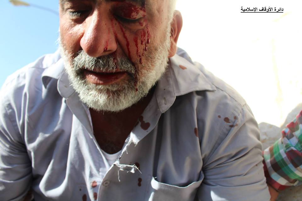 palinfoen's tweet photo. Israeli military police attack Palestinians inside Al-Aqsa Mosque, injures many and allows Jews settlers inside. http://t.co/BjwU0lJJDP