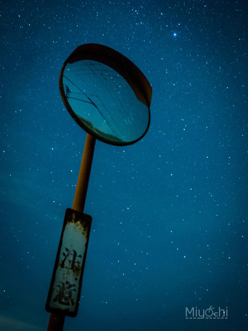 ミラーに映った星が幻想的で美しい星景写真‼️