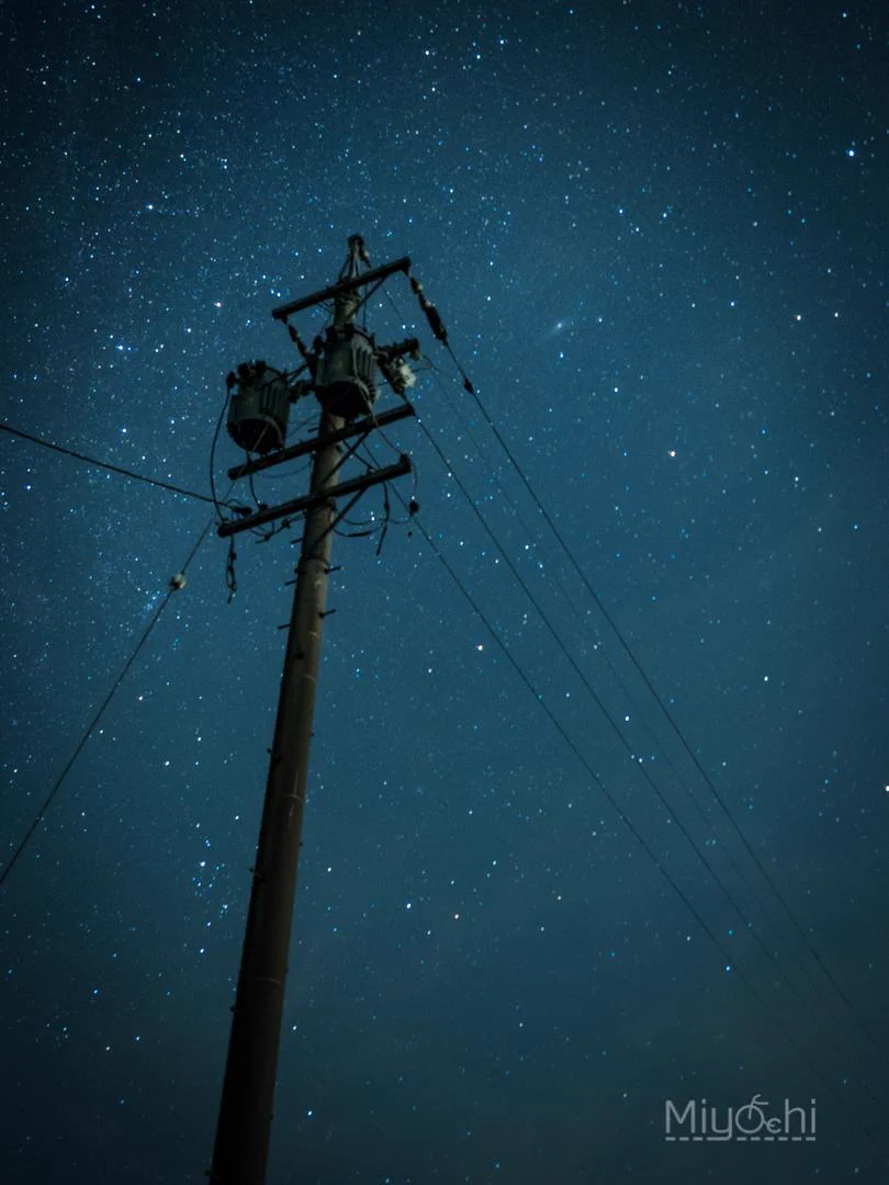 ミラーに映った星が幻想的で美しい星景写真‼️