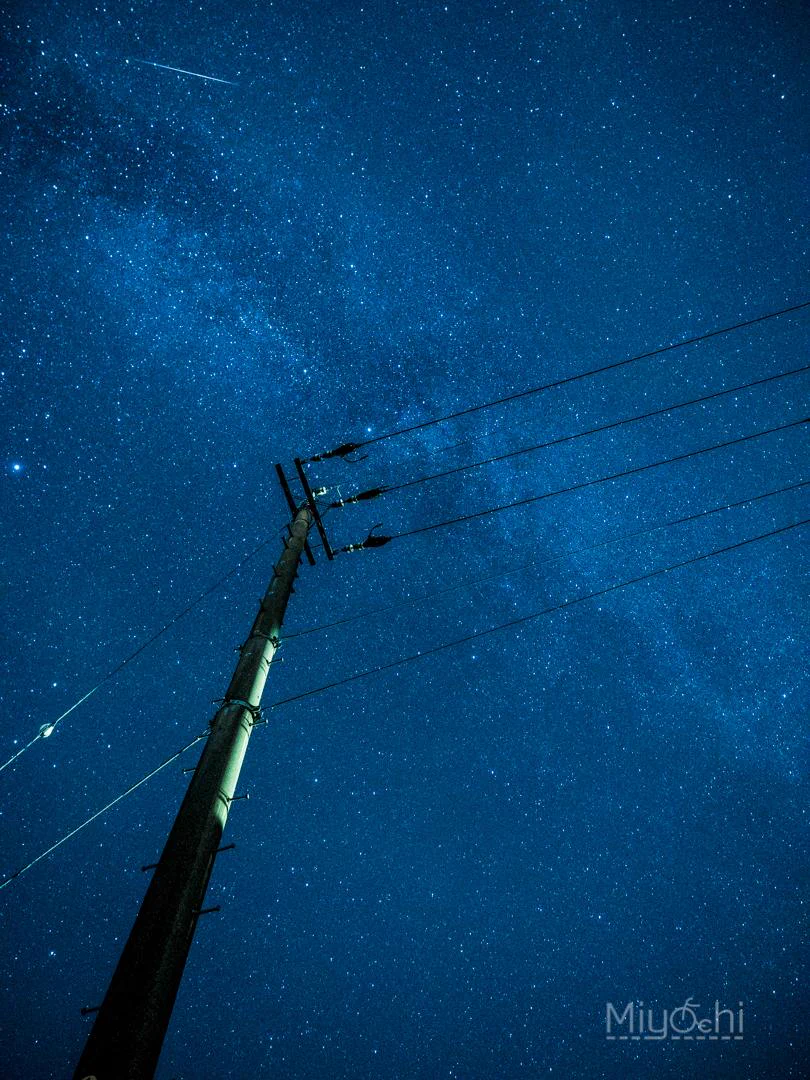 ミラーに映った星が幻想的で美しい星景写真‼️