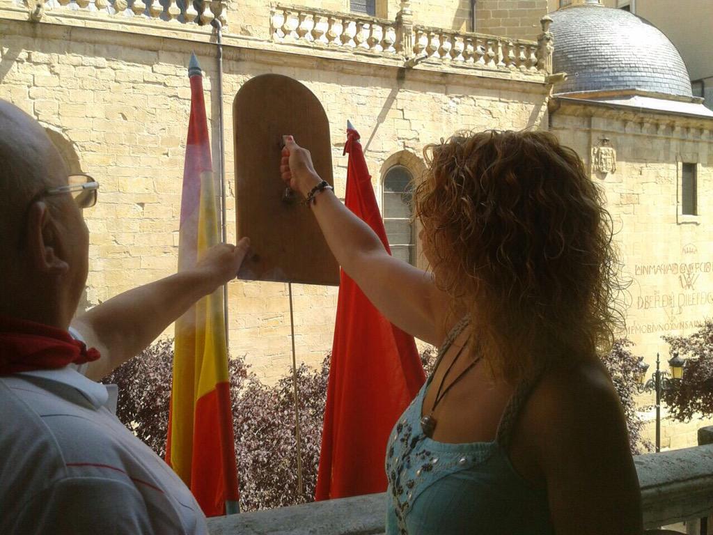 6 Julio 2015 <a href="/Marluna_/">Mar Luna</a>  y Antonio Presidente Hogar Navarro Logroño disparo cohete San Fermín. Viva San Fermin, Gora !