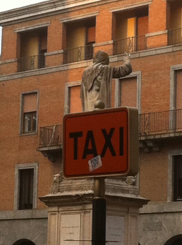 hellonotdeadyet's tweet image. Watching a statue hail a taxi #ferrara #italy #Travelling #WeekendofAction #summer #LNDY #statue #taxi